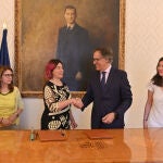 Carlos García Carbayo durante la firma del convenio con Virginia Carcedo