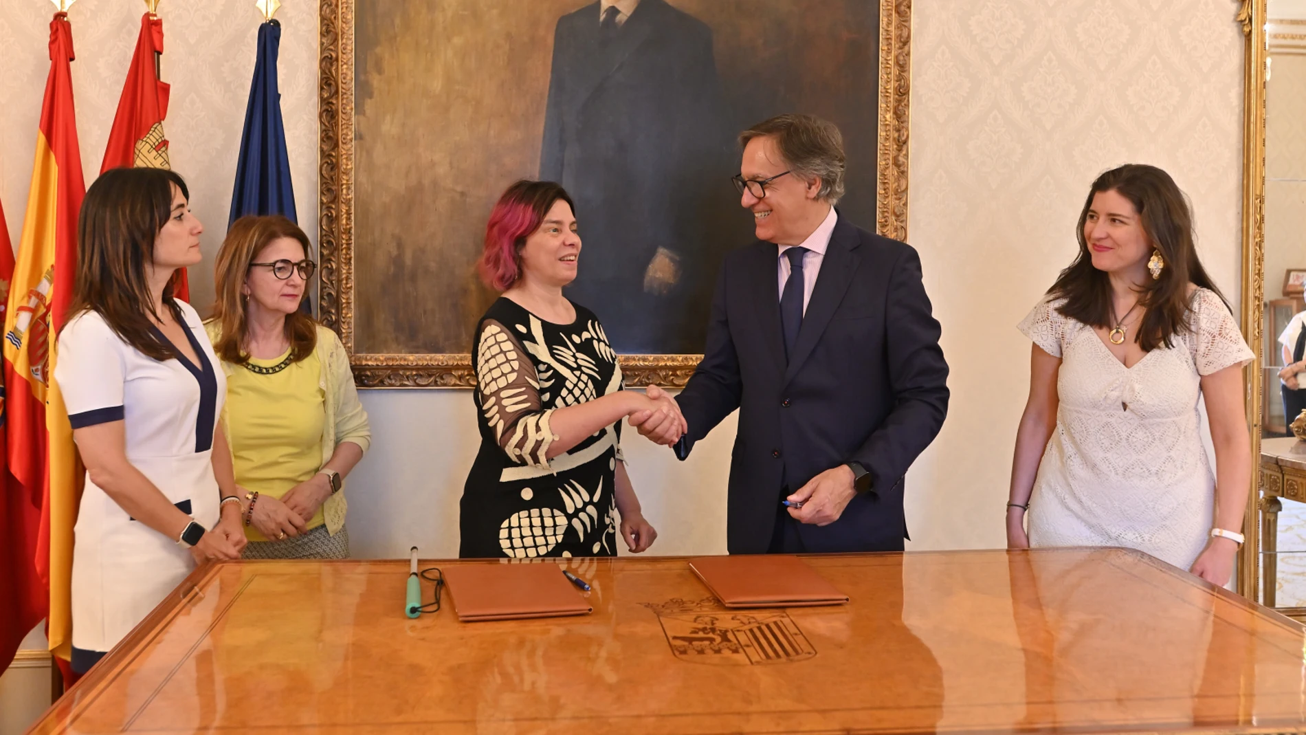 Carlos García Carbayo durante la firma del convenio con Virginia Carcedo