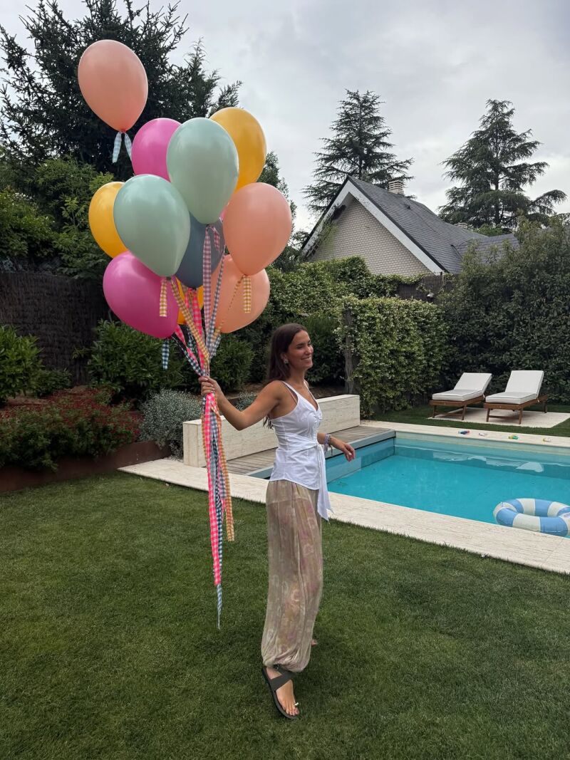 María Pombo con pantalones bombachos de Zara.