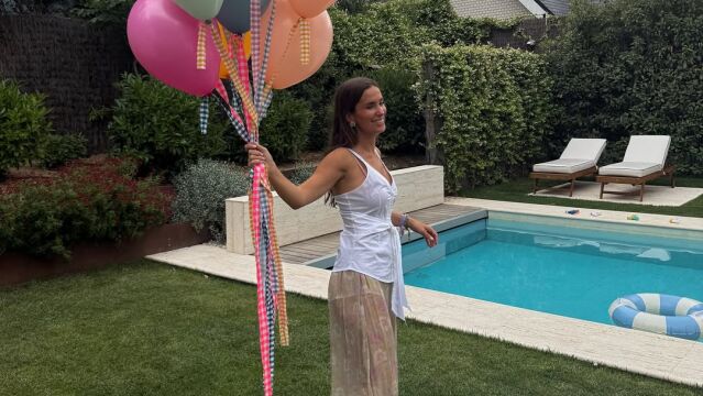 María Pombo con pantalones bombachos de Zara.