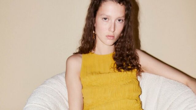 Sfera se adelanta a las rebajas con 6 vestidos ligeros que vas a querer repetir todo el verano
