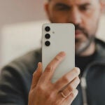 La parte trasera del Samsung Galaxy S24 FE en su acabado "verde menta"