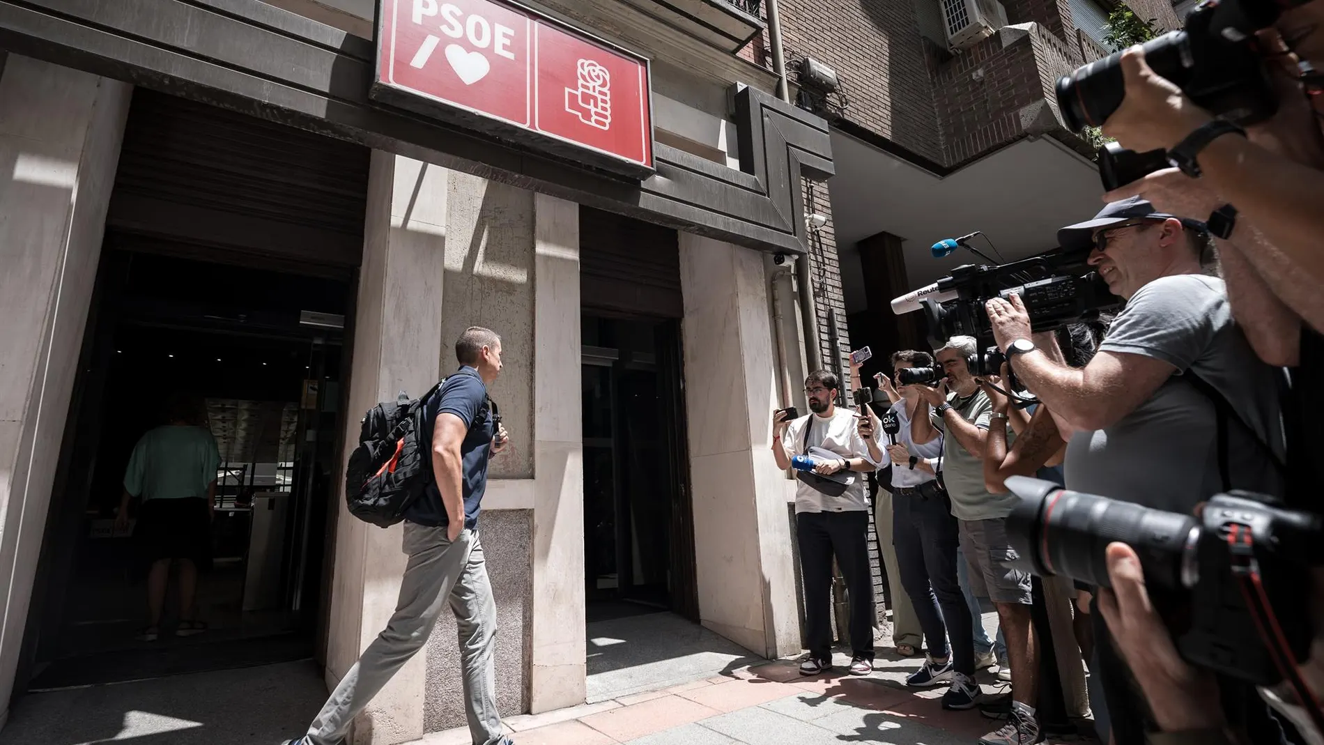 La UCO abandona la sede del PSOE tras tres horas en Ferraz para realizar el clonado del correo de Santos Cerdán