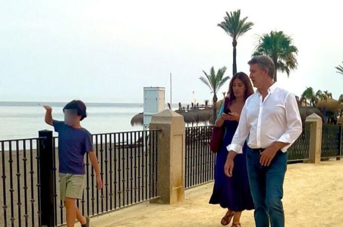Feijóo, con su mujer y su hijo en Marbella