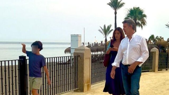 Feijóo, con su mujer y su hijo en Marbella