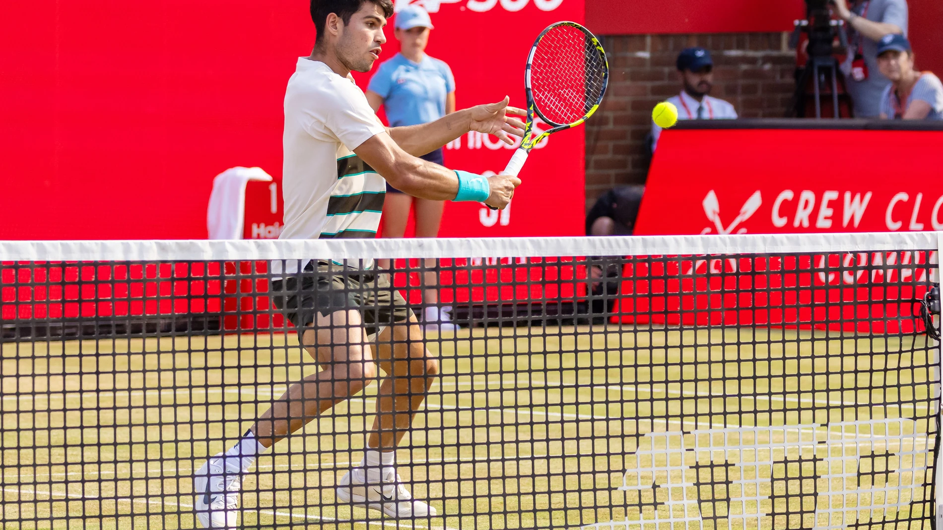 Carlos Alcaraz (ESP) in action against Jaume Munar (ESP) during the 2025 HSBC Championships, ATP 500 tennis tournament on 19 June 2025 at the Queens Club in London, England - Photo Daniel Bearham / Colorsport / DPPIAFP7 19/06/2025 ONLY FOR USE IN SPAIN