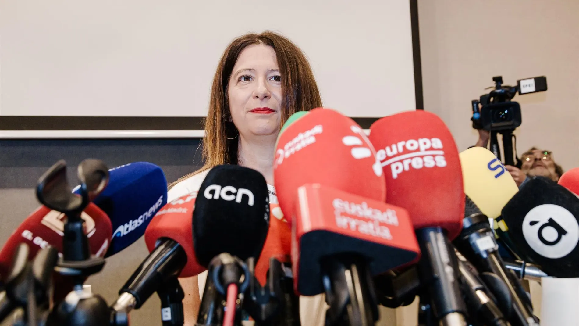 Un juzgado de Badajoz se inhibe de investigar la querella de Hazte Oír contra Leire Díez en favor del Decano de Madrid
