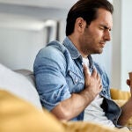 Las 5 recomendaciones que debes seguir si sufres un infarto y estás solo en casa