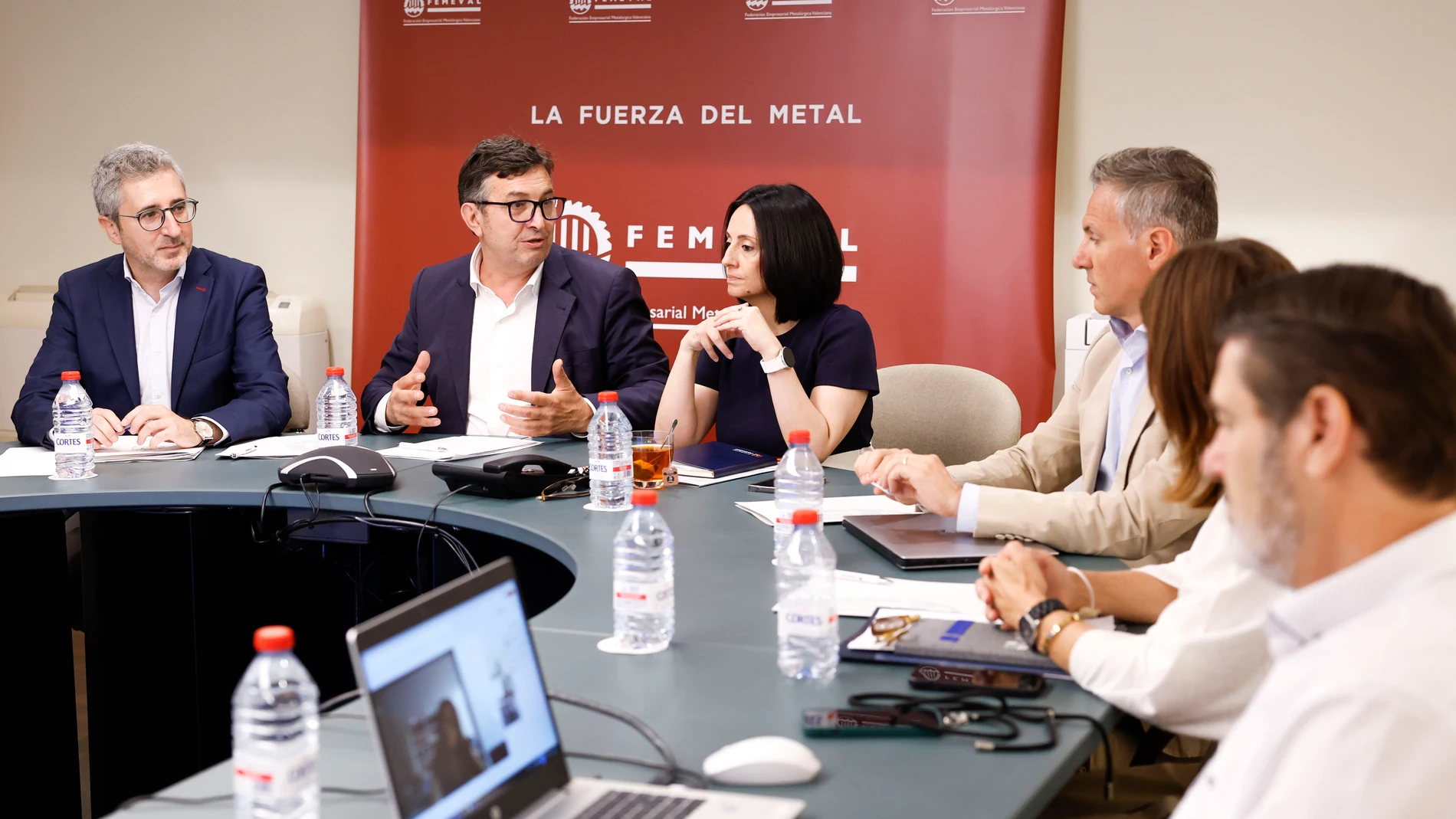 GRAFCVA8277. VALÈNCIA, 20/06/2025.- El secretario de Estado de Política Territorial, Arcadi España (izqda), y la secretaria de Estado de Industria, Rebeca Torró (Centro), se reúnen con los presidentes de Femeval, Vicente Lafuente (centro), y Ascencoval, Emilio Carbonell, para abordar la situación de los al menos mil ascensores afectados por la dana pendientes de reparar de un total de más de 7.530 dañados y 114 montacoches. EFE/Ana Escobar