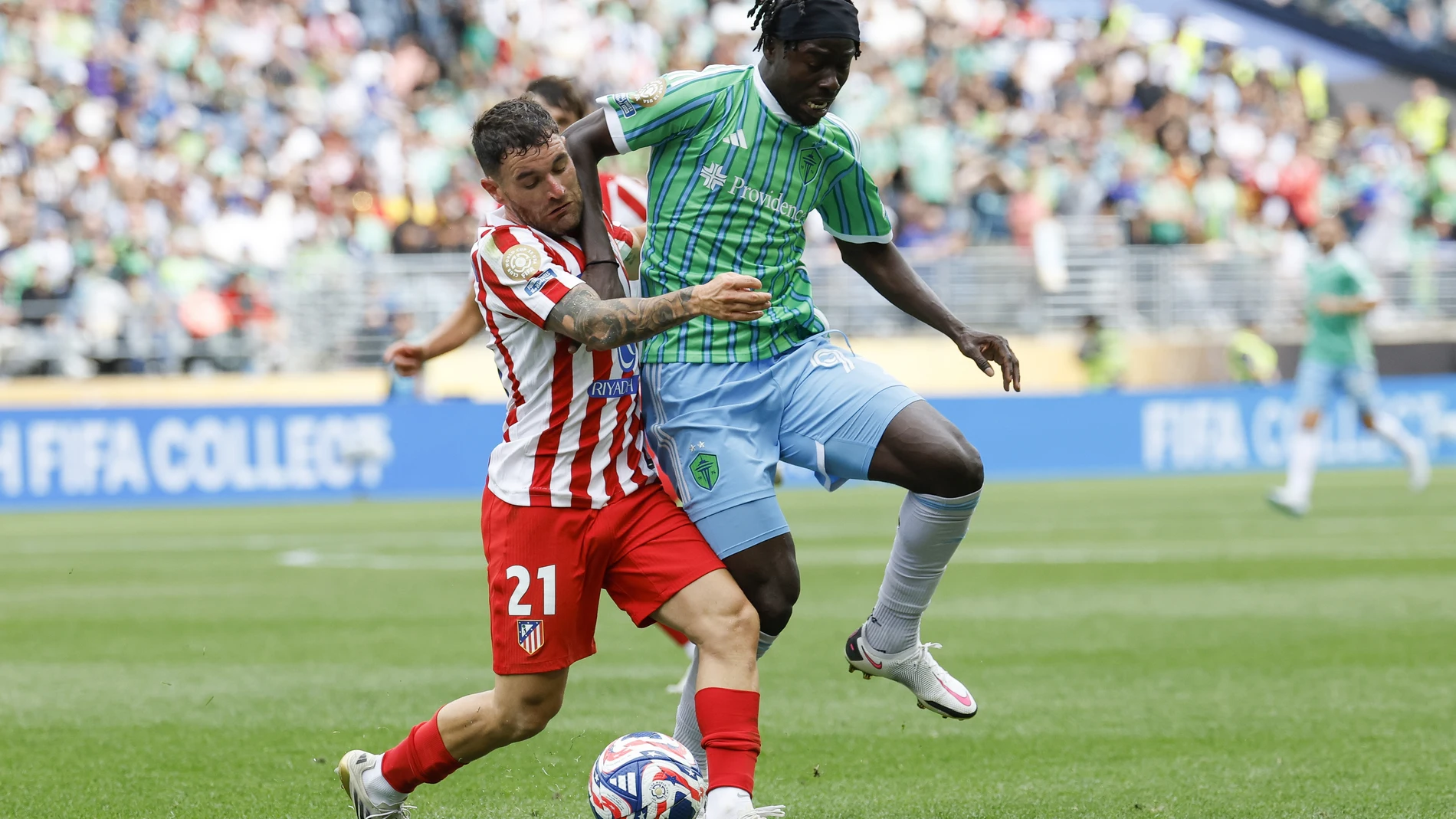 SEATTLE (United States), 19/06/2025.- Seattle Sounders' Georgi Minoungou (R) and Atletico Madrid's Javi Galan (L) in action during the FIFA Club World Cup 2025 Group B match between Seattle Sounders and Atletico Madrid at Lumen Field in Seattle, Washington, USA, 19 June 2025. (Mundial de Fútbol) EFE/EPA/JOHN G. MABANGLO