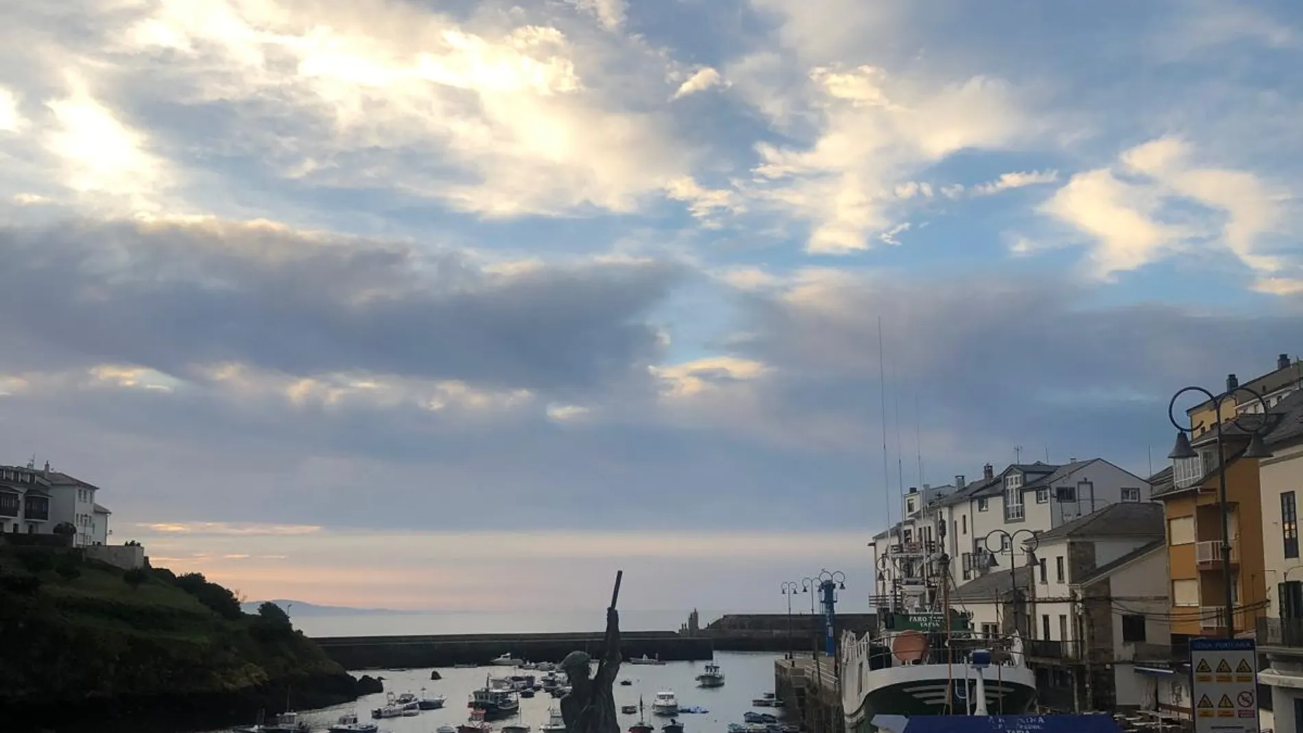 Atardecer en el puerto de Tapia.