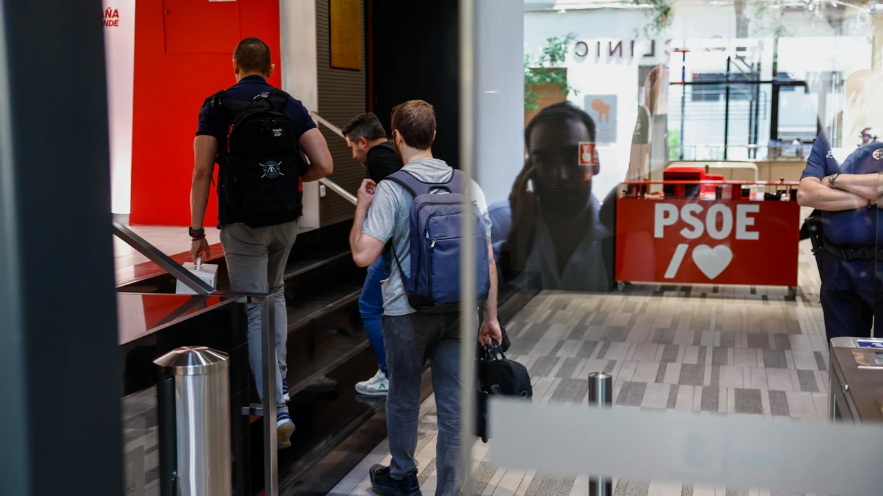 Última hora: La UCO abandona la sede del PSOE después de más de dos horas recabando el correo de Santos Cerdán