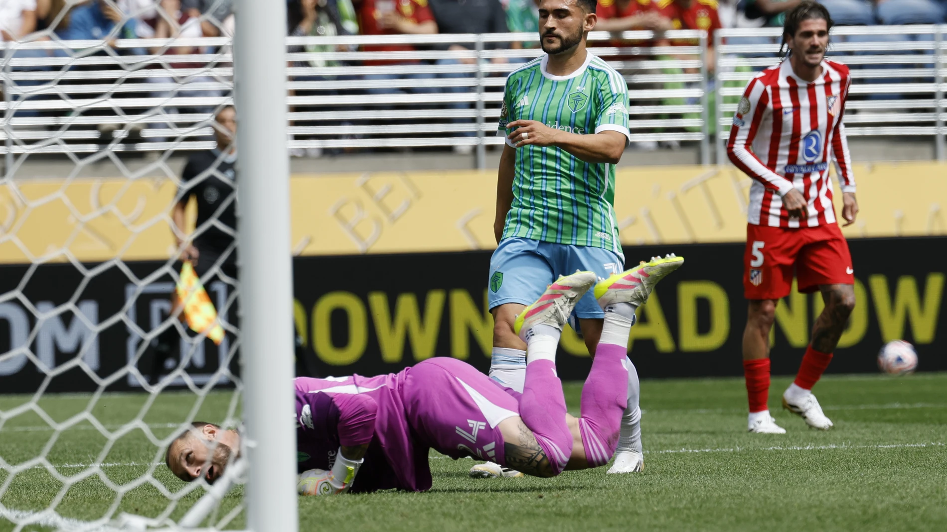 SEATTLE (United States), 19/06/2025.- Seattle Sounders' goalkeeper Stefan Frei (bottom) looks into the goal after Atletico Madrid's Pablo Barrios scored during the FIFA Club World Cup 2025 Group B match between Seattle Sounders and Atletico Madrid at Lumen Field in Seattle, Washington, USA, 19 June 2025. (Mundial de Fútbol) EFE/EPA/JOHN G. MABANGLO
