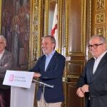 El alcalde de Barcelona, Jaume Collboni, con el nuevo comisionado para la gestión del turismo, José Antonio Donaire, y el teniente de alcalde de Economía y Vivienda del Ayuntamiento de Barcelona, Jordi Valls