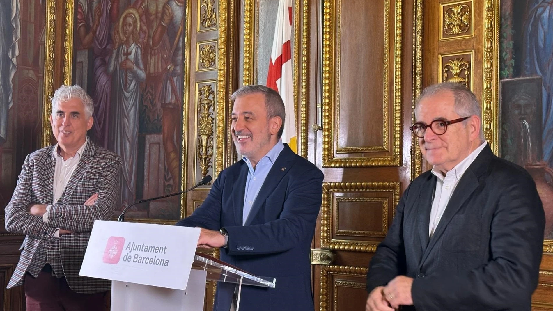 El alcalde de Barcelona, Jaume Collboni, con el nuevo comisionado para la gestión del turismo, José Antonio Donaire, y el teniente de alcalde de Economía y Vivienda del Ayuntamiento de Barcelona, Jordi Valls EUROPA PRESS 20/06/2025