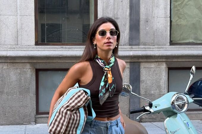 Influencer con tank top.