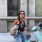 Influencer con tank top.