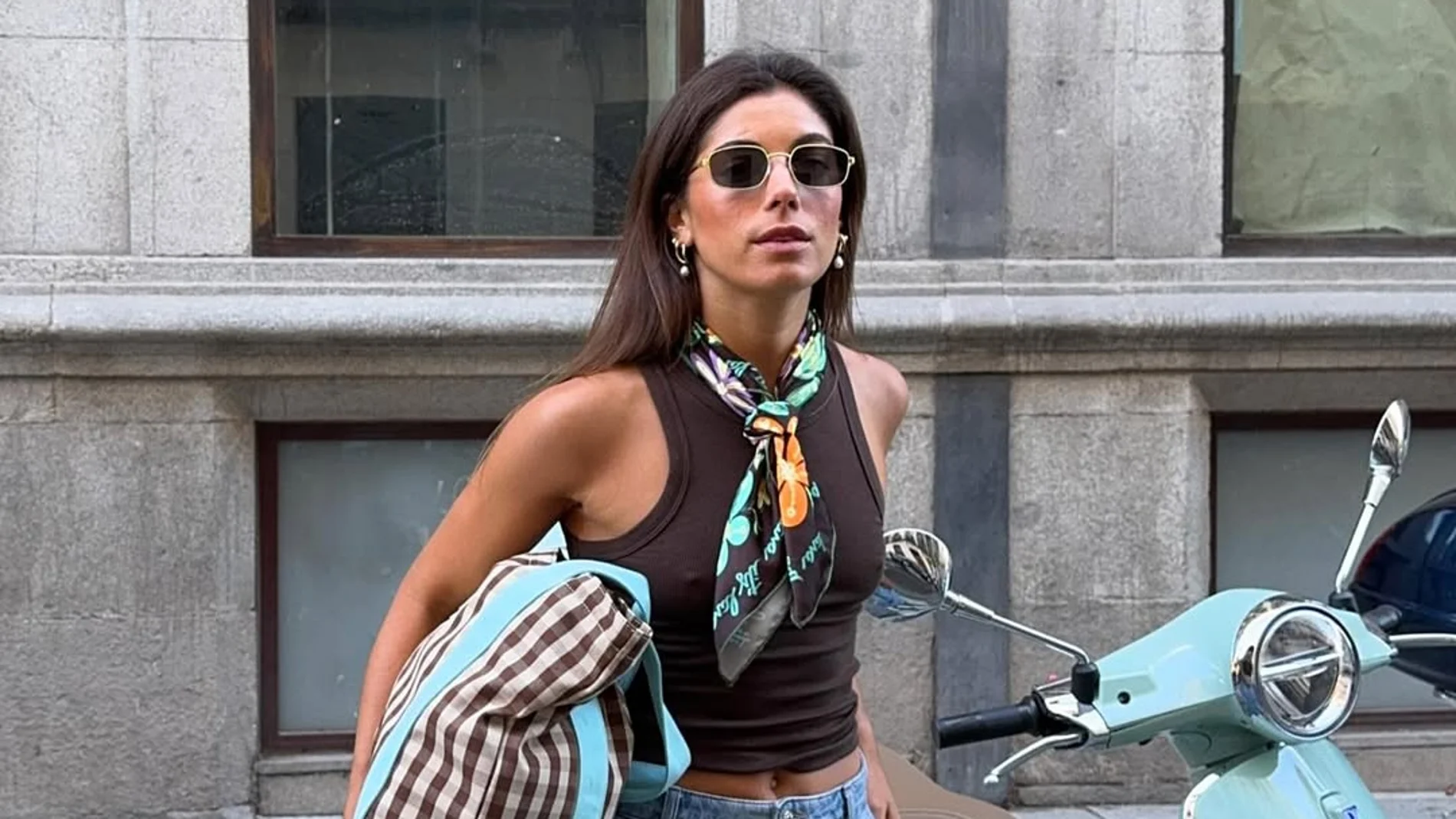 Influencer con tank top.