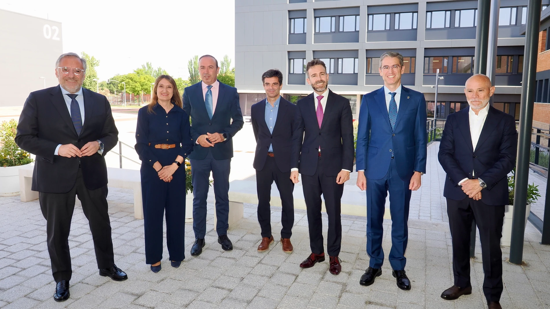 Carlos Pollán, Rocío Lucas, Víctor Alonso, Juan Zapatero, David García, Jesús Zarzuela y Víctor Caramanzana en las nuevas instalaciones de la UEMC