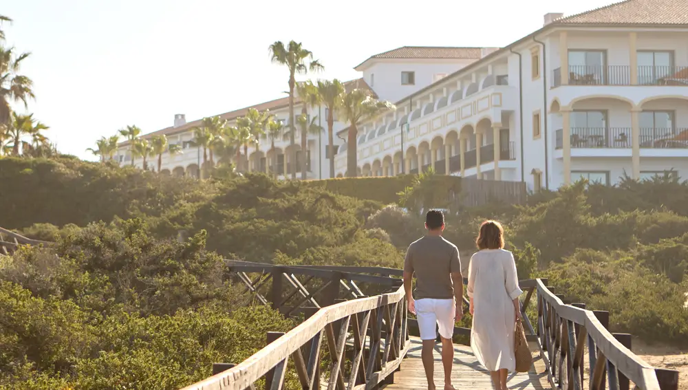 El hotel está conectado con la playa por una pasarela
