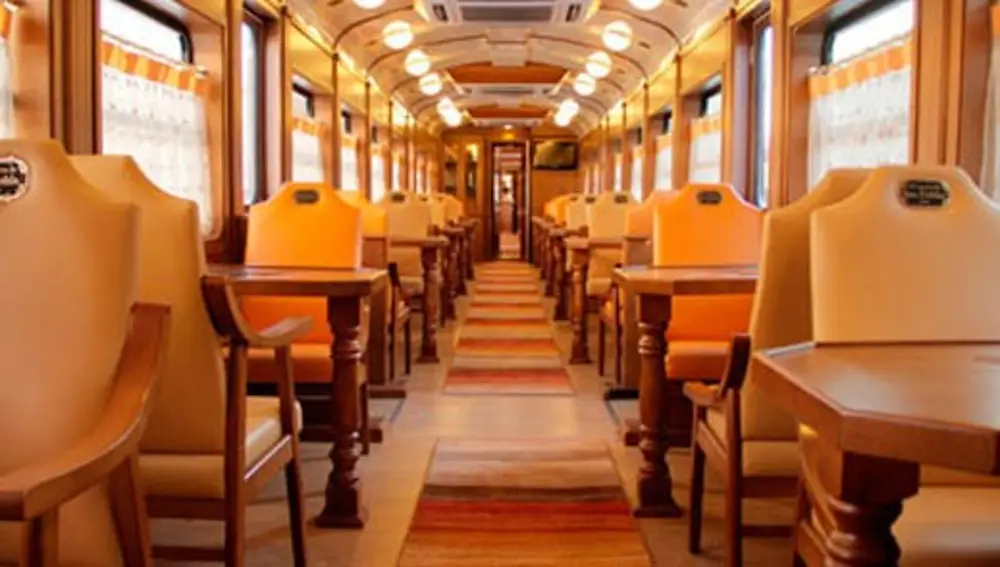 Interior de uno de los salones de lujo del tren