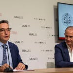 El rector de la USAL, Juan Manuel Corchado; y el el director territorial de Recoletas Salud, Óscar Iglesias, presentan el proyecto