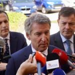 Núñez Feijóo atiende a los medios ante Fernández Mañueco y Conrado Íscar