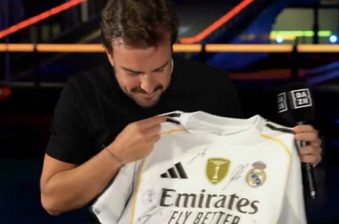 Fernando Alonso con la nueva camiseta del Real Madrid