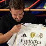 Fernando Alonso con la nueva camiseta del Real Madrid