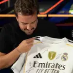 Fernando Alonso con la nueva camiseta del Real Madrid