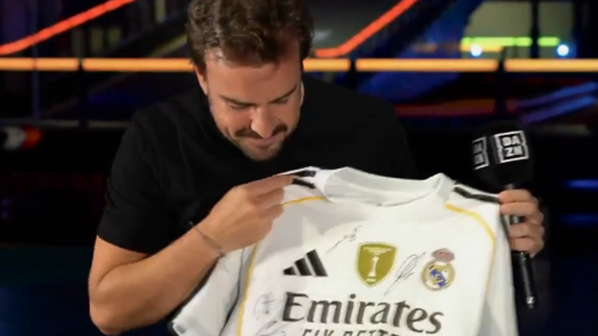 Fernando Alonso con la nueva camiseta del Real Madrid
