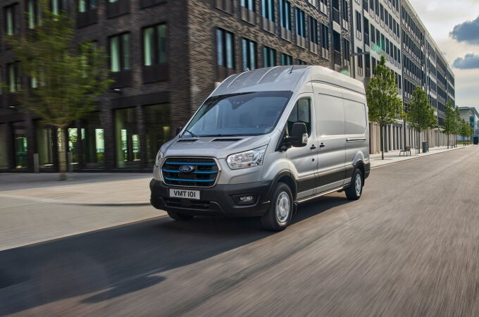 Ford celebra los 60 años de la Transit en pleno auge de sus versiones electrificadas