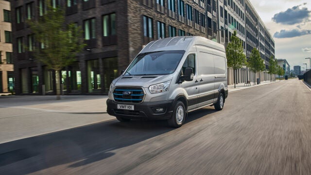 Ford celebra los 60 años de la Transit en pleno auge de sus versiones electrificadas