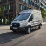 Ford celebra los 60 años de la Transit en pleno auge de sus versiones electrificadas