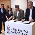 Los rectores de la Universidad de Alicante, Amparo Navarro, y de la Universidad Miguel Hernández, UMH, han firmado con la Generalitat los convenios para que los alumnos de Ciencia de la Salud hagan prácticas en hospitales de toda la provincia 