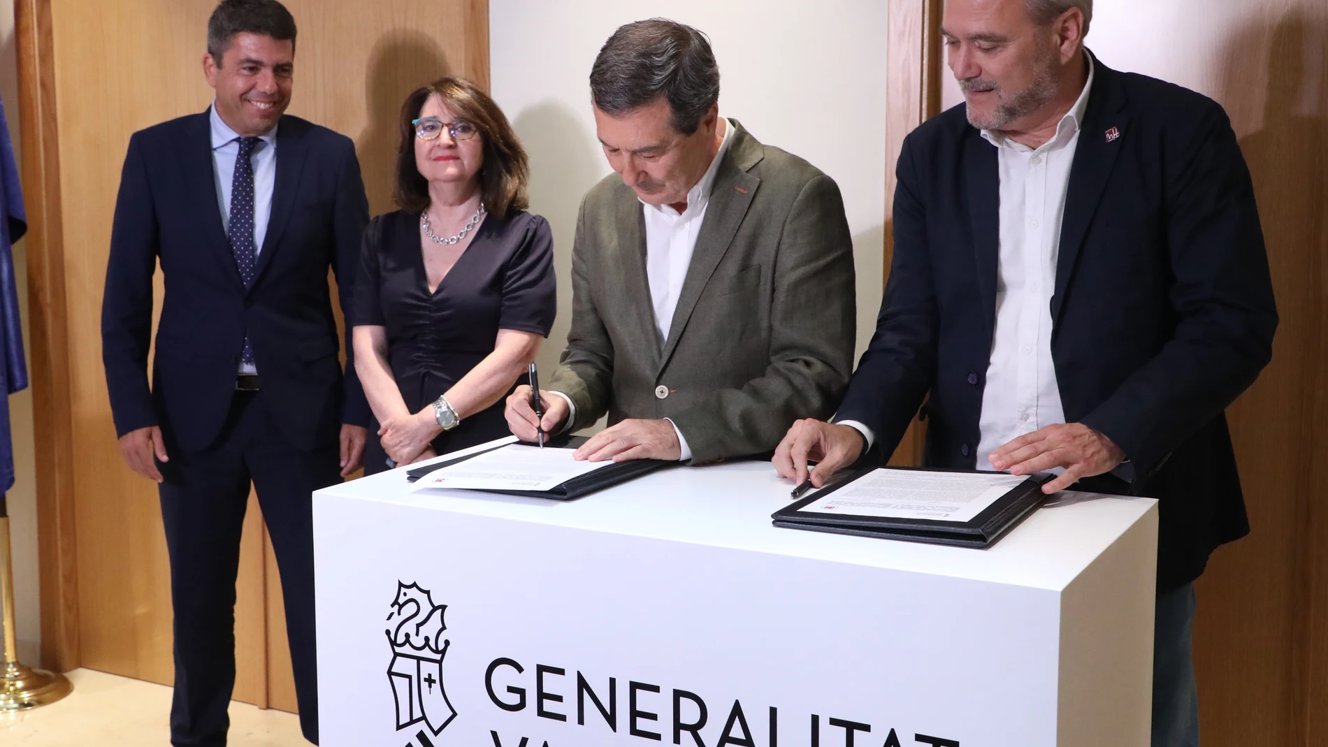 Los rectores de la Universidad de Alicante, Amparo Navarro, y de la Universidad Miguel Hernández, UMH, han firmado con la Generalitat los convenios para que los alumnos de Ciencia de la Salud hagan prácticas en hospitales de toda la provincia