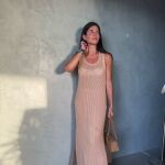 Influencer con vestido de crochet.