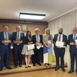 El presidente de la Diputación de Soria, Benito Serrano, recoge el Premio junto al resto de galardonados