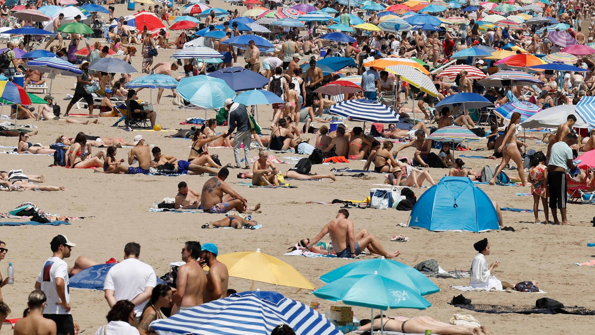 VALENCIA, 21/06/2024.- Vista este sábado de la playa de la Malvarrosa en Valencia. La Conselleria de Sanidad ha emitido para este sábado un aviso de "riesgo alto" por temperaturas altas en 34 municipios de las comarcas de Els Ports, en la provincia de Castellón, y de La Costera, la Ribera Alta y La Safor, en la de Valencia. EFE/Ana Escobar