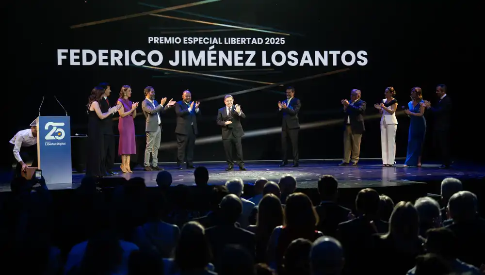 El auditorio en pie tras el homenaje a Jiménez Losantos