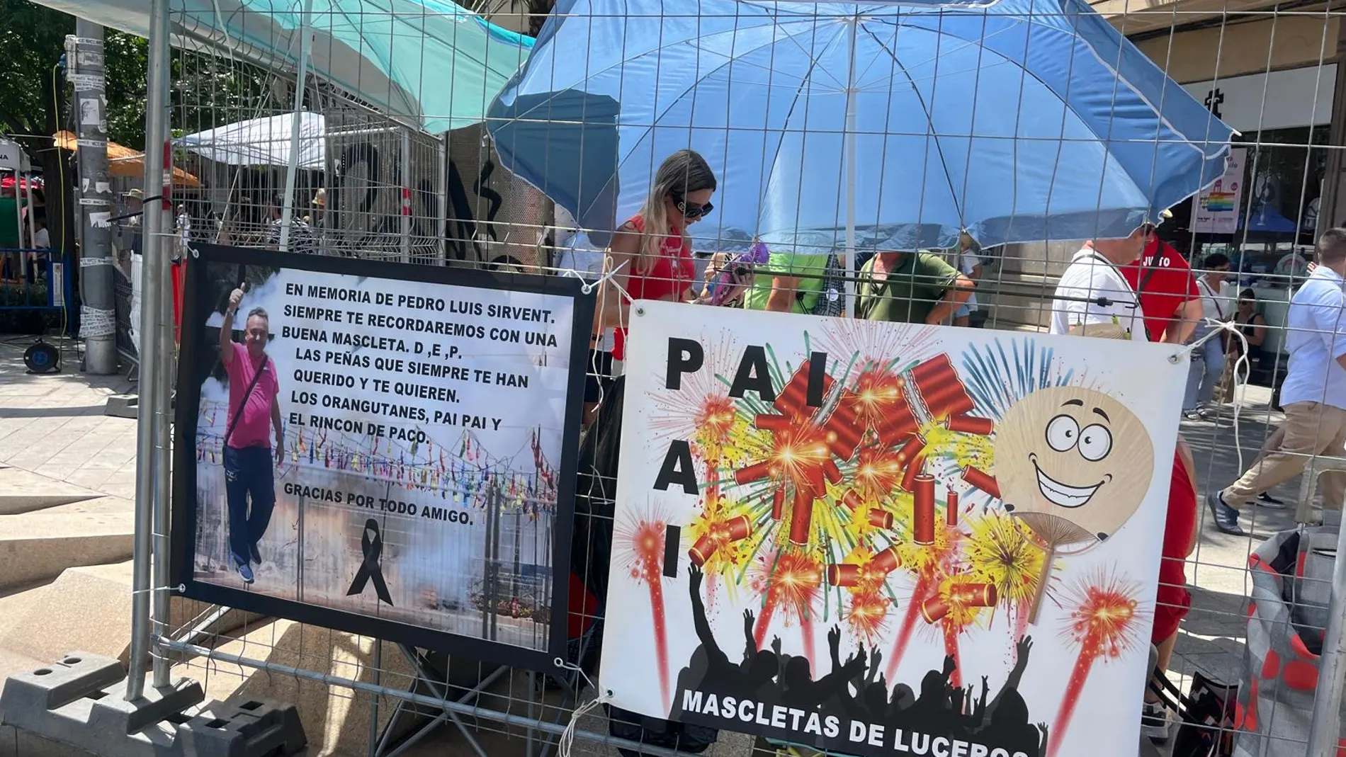 El cartel que recuerda al pirotécnico Pedro Luis Sirvent en la plaza de los Luceros de Alicante