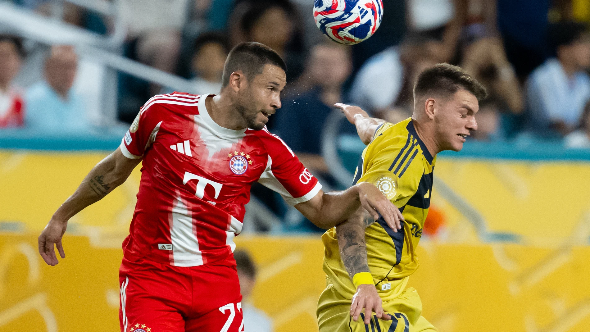 20 June 2025, US, Miami Gardens: Bayern Munich's Raphael Guerreiro and Boca Juniors' Kevin Zenon battle for the ball during the FIFA Club World Cup Group C soccer match between Bayern Munich and Boca Juniors at the Hard Rock Stadium. Photo: Sven Hoppe/dpa20/06/2025 ONLY FOR USE IN SPAIN