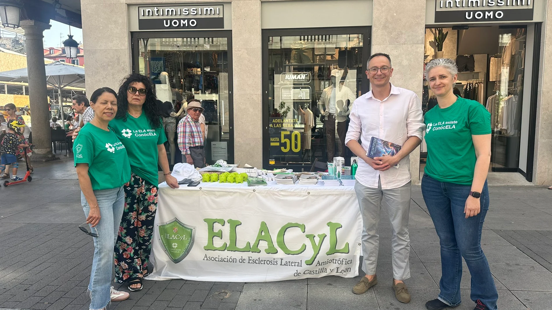Mesa informativa instalada por ELACYL en Valladolid para informar de esta enfermedad