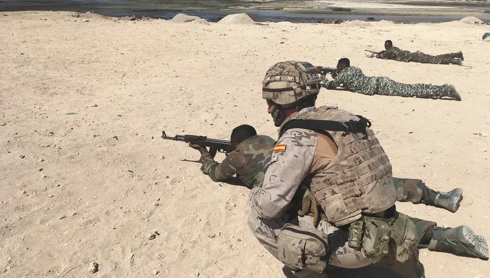 Un militar español durante unas prácticas de tiro con soldados de Somalia