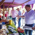 El presidente de la Diputación de León, Gerardo Álvarez Courel, inaugura la Feria Medieval de los centros asistenciales