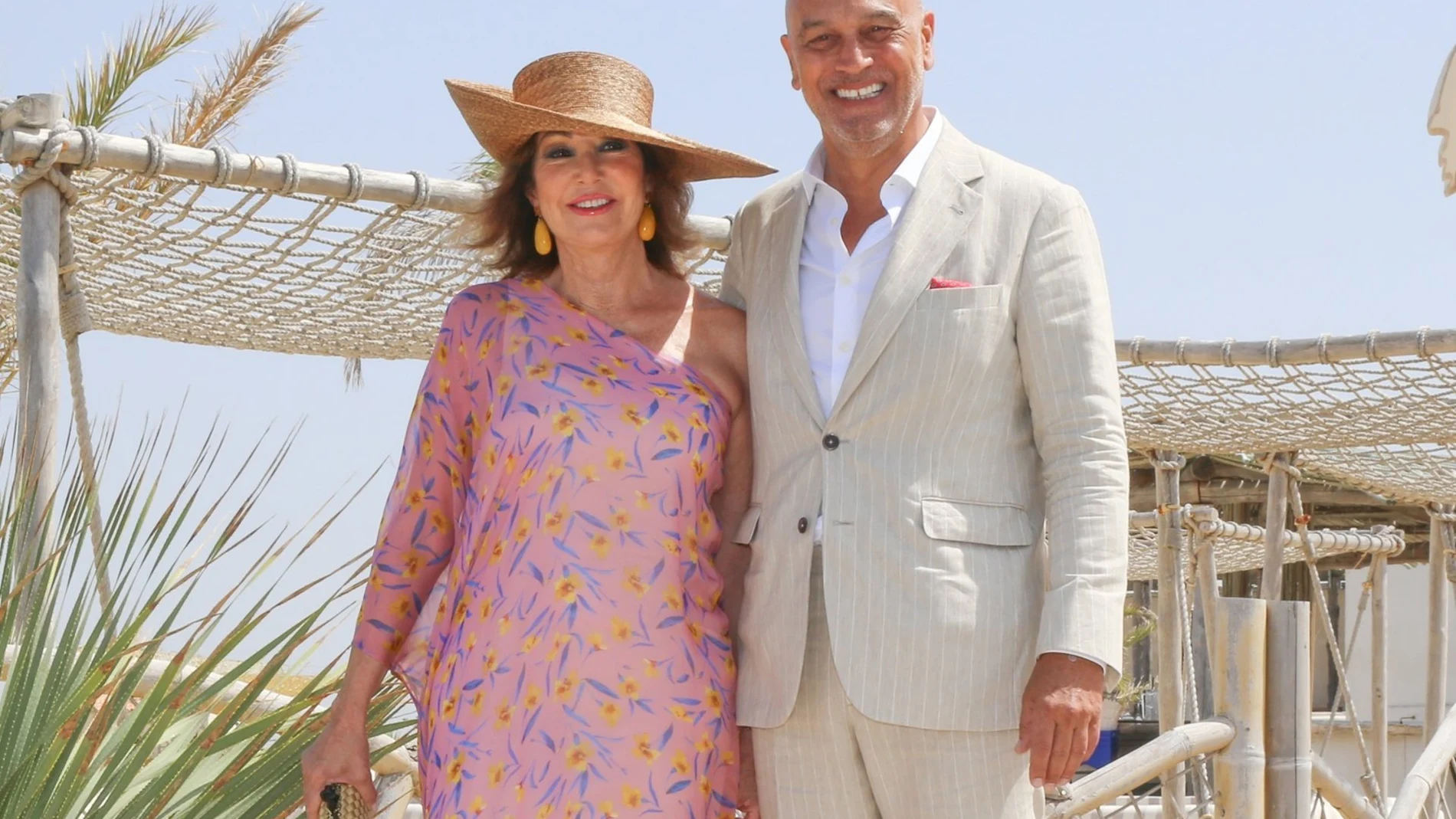 Ana Rosa Quintana y el estilismo ideal para la boda de su hijo en El Palmar