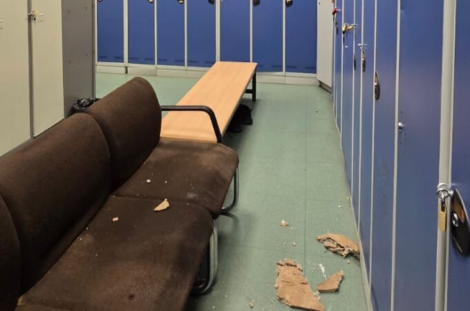 El estado del vestuario femenino de la Policía en el aeropuerto de Barajas