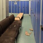 El estado del vestuario femenino de la Policía en el aeropuerto de Barajas