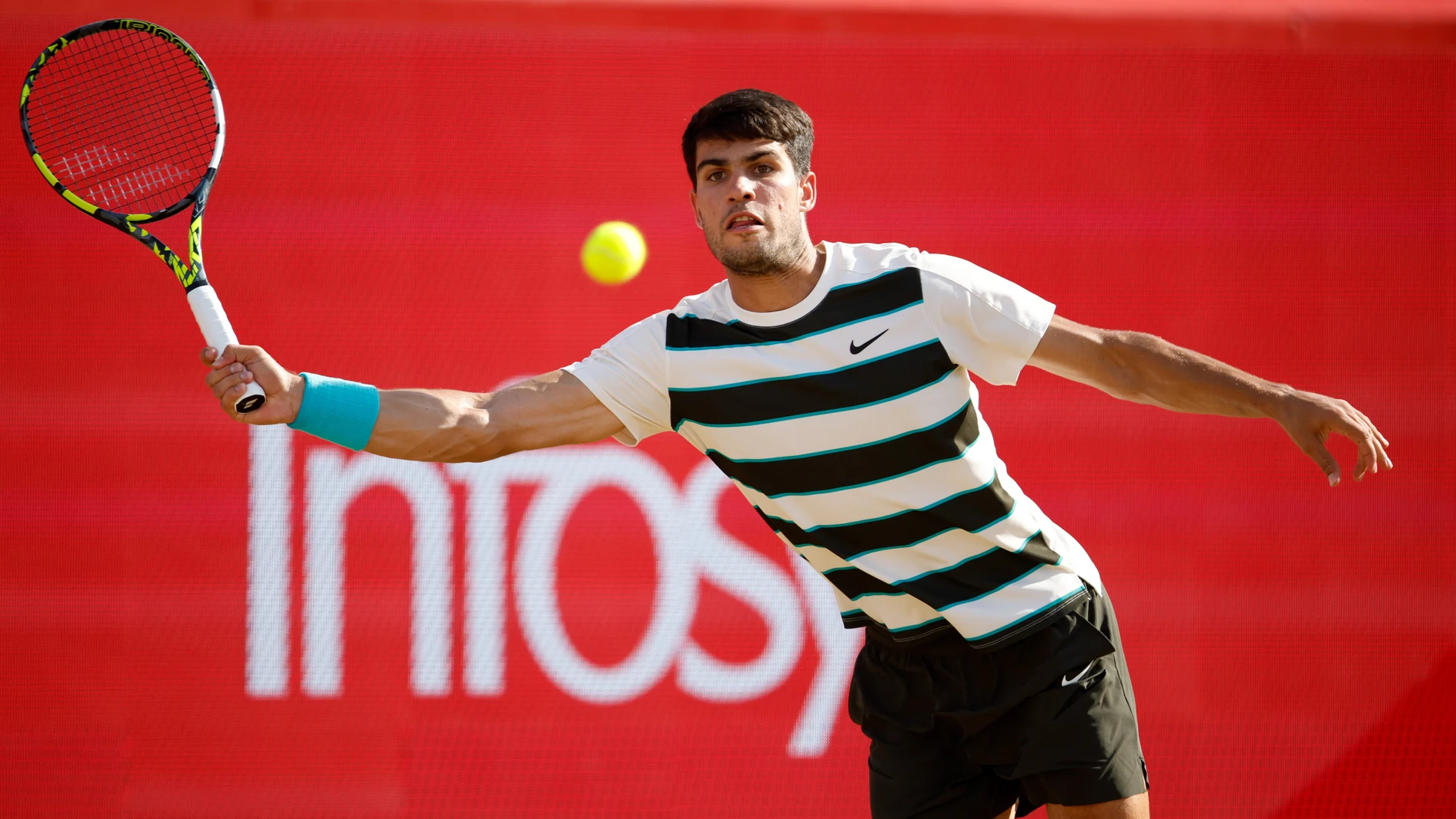 LONDON (United Kingdom), 21/06/2025.- Carlos Alcaraz of Spain in action against Roberto Bautista Agut of Spain during their semi-final match at the Queen's Club Championships tennis tournament in London, Britain, 21 June 2025. (Tenis, España, Reino Unido, Londres) EFE/EPA/DAVID CLIFF