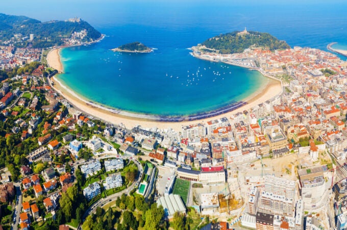 Cuánto dinero se necesita cobrar para vivir en San Sebastián, según la inteligencia artificial